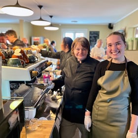 Therese og Iris er baristaer som byr på kaffe og fersk bakst
