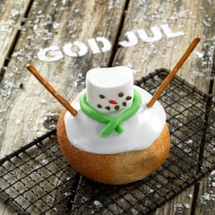 Hvetebolle pyntet med marshmallows til som snømann 