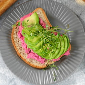Påsmurt sandwich avokado rødbethummus vegansk
