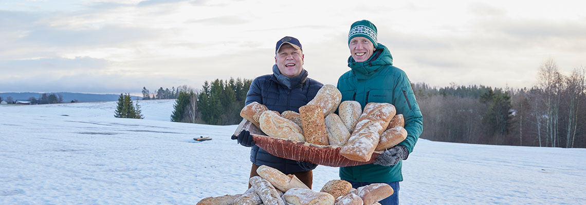 Distriktssjefer Narve og Jan Ole med bake-off brød